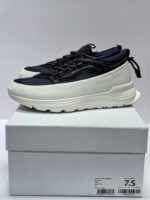 Sneakers moderne navy e grigi, comfort, grip e stile casual, ideali per ogni attività.