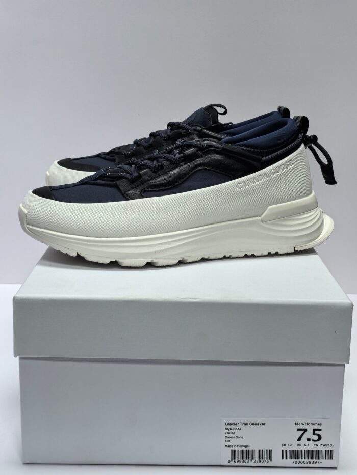 Sneakers moderne navy e grigi, comfort, grip e stile casual, ideali per ogni attività.