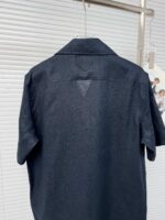 Camicia navy leggera con dettaglio triangolare sul retro, stile casual e raffinato.