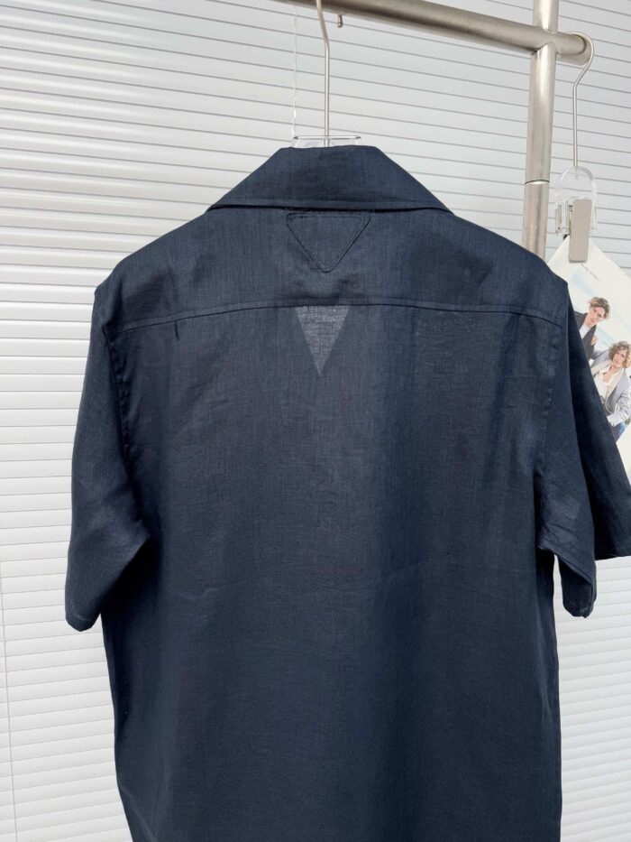 Camicia navy leggera con dettaglio triangolare sul retro, stile casual e raffinato.