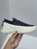 Sneaker moderna navy con suola bianca spesso, design elegante e dettagli funksionali di tendenza.