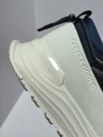 Sneaker navy con suola bianca e logo Canada Goose, stile sportivo e comfort di alta qualità.