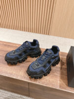 Sneakers navy moderne con suola spessa, dettagli stylish e design robusto in ambientazione minimal.