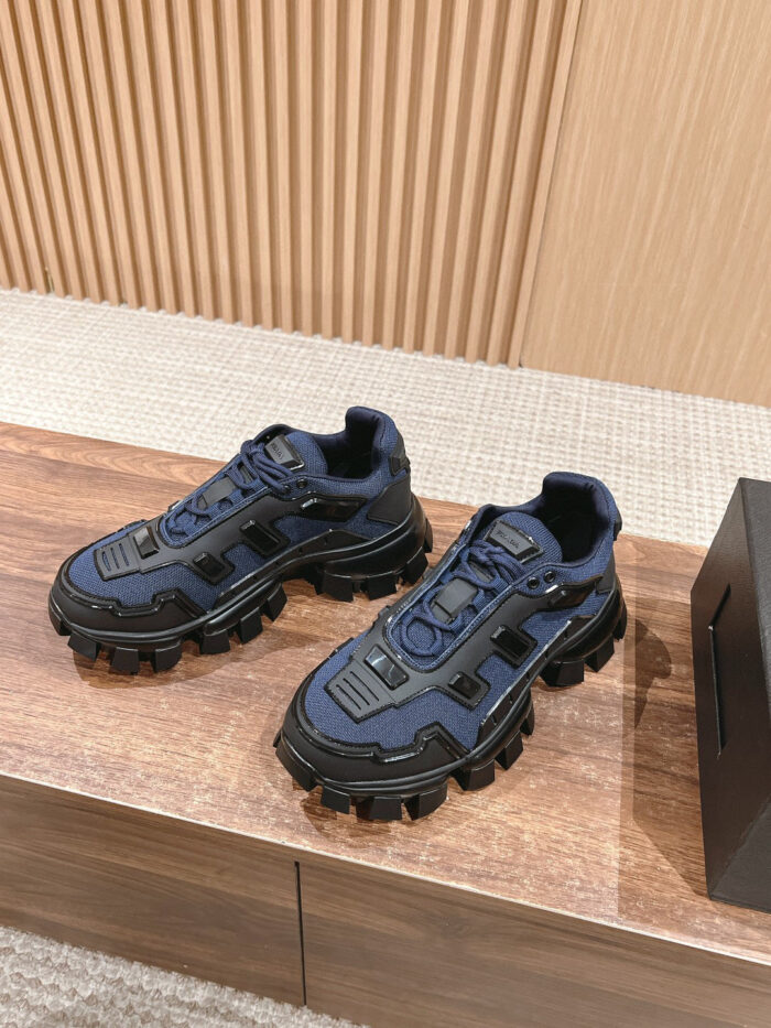 Sneakers navy moderne con suola spessa, dettagli stylish e design robusto in ambientazione minimal.