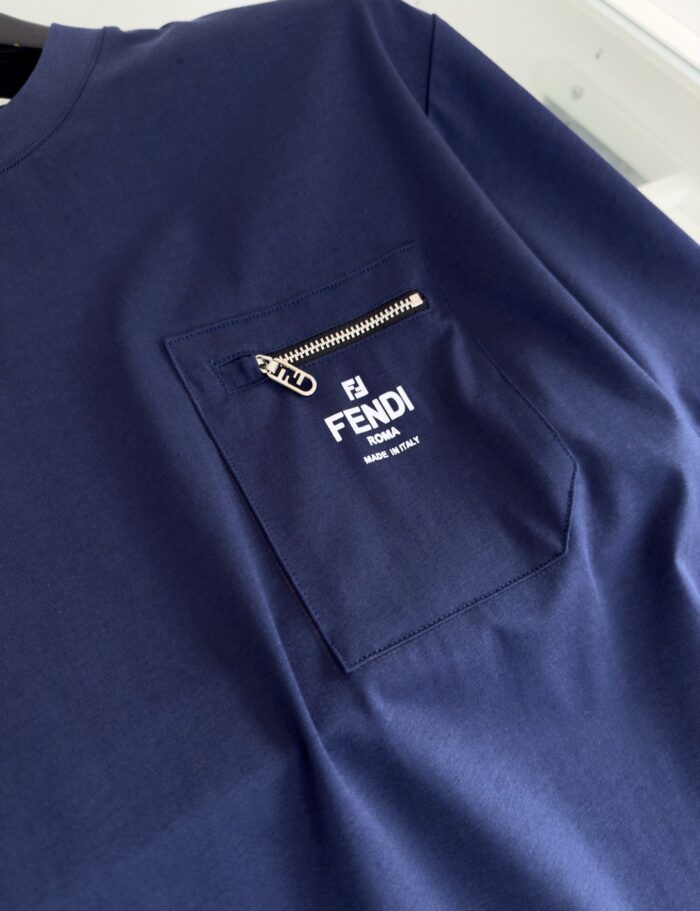 T-shirt Navy Fendi con tasca zip e logo elegante, stile moderno e di lusso.