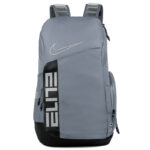 Zaino Nike Elite grigio, resistente, con logo e scomparti per sport e uso quotidiano.