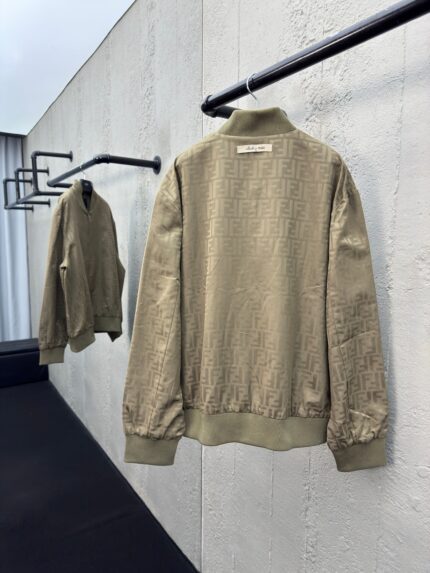 Giacca khaki casual elegante con dettagli moderni, perfetta per uno stile versatile e alla moda.