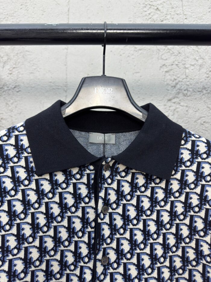 Camicia moderna con colletto nero e motivo geometrico blu, bianco e nero.