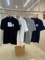 Set di polo eleganti in vari colori su supporto minimalista, perfetti per uno stile casual-chic.