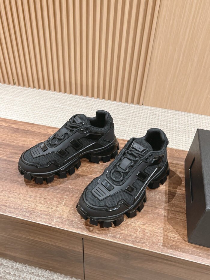 Sneakers nere robuste e moderne con suola chunky, su sfondo di legno chiaro elegante.
