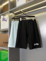 Pantaloncini casual blu e neri in esposizione con dettagli di lusso e atmosfera moderna.