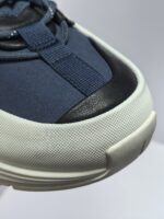 Sneaker moderna in blu e nero, stile dinamico, comfort e grip ottimali per ogni occasione.
