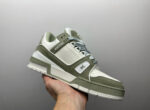 Sneaker moderna bianco e verde oliva con suola chunky, stile casual urbano e design elegante.