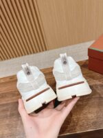 Scarpe da ginnastica bianche e grige moderne con dettagli di stile e comfort.