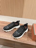 Scarpe sneakers nere e bianche moderne, stile sportivo, look urbano, su superficie di legno.