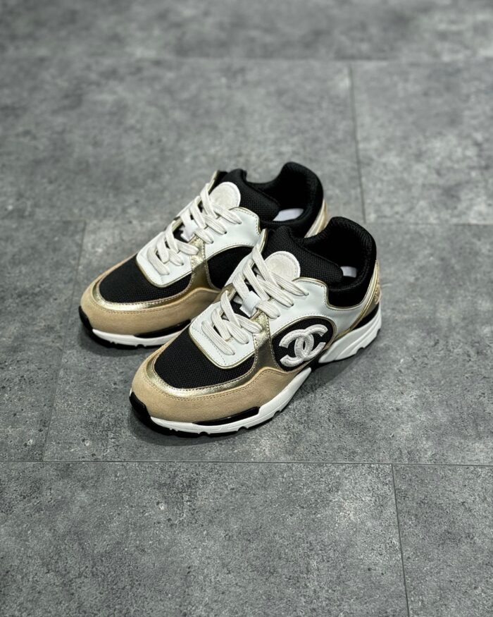 Sneakers moderne in nero e beige, stile sportivo e comfort per look casual e alla moda.