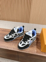 Sneakers moderne nero bianco azzurro, stile sportivo su tavolo in legno, design di qualità.