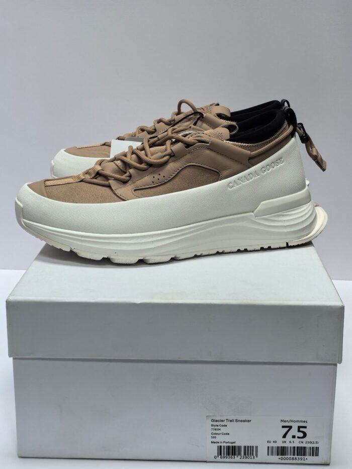 Sneakers moderne beige e crema con suola ammortizzata, su scatola minimalista taglia 7.5.