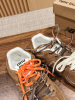 Sneaker marroni con lacci colorati e dettagli in suede e tessuto di marca New Balance.
