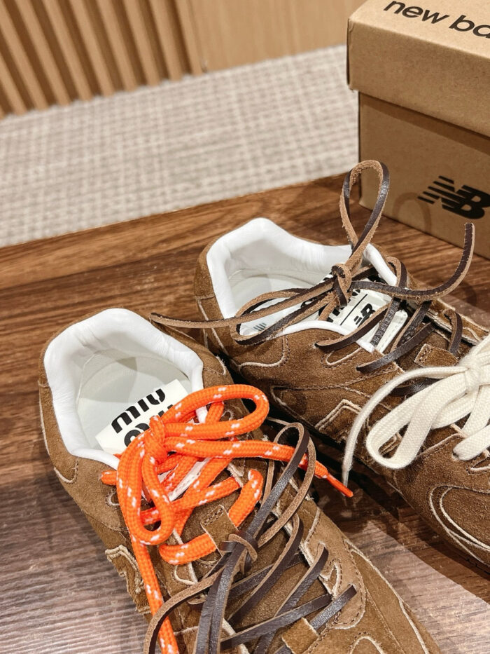 Sneaker marroni con lacci colorati e dettagli in suede e tessuto di marca New Balance.