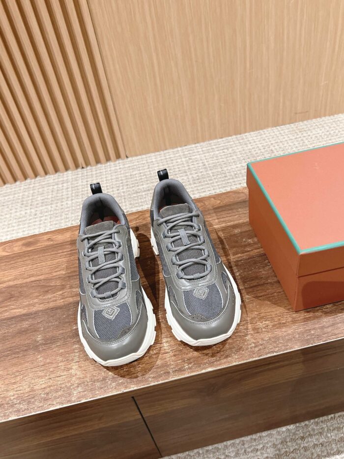 Scarpe da ginnastica moderne in mesh e sintetico su superficie di legno con scatola colorata elegante.