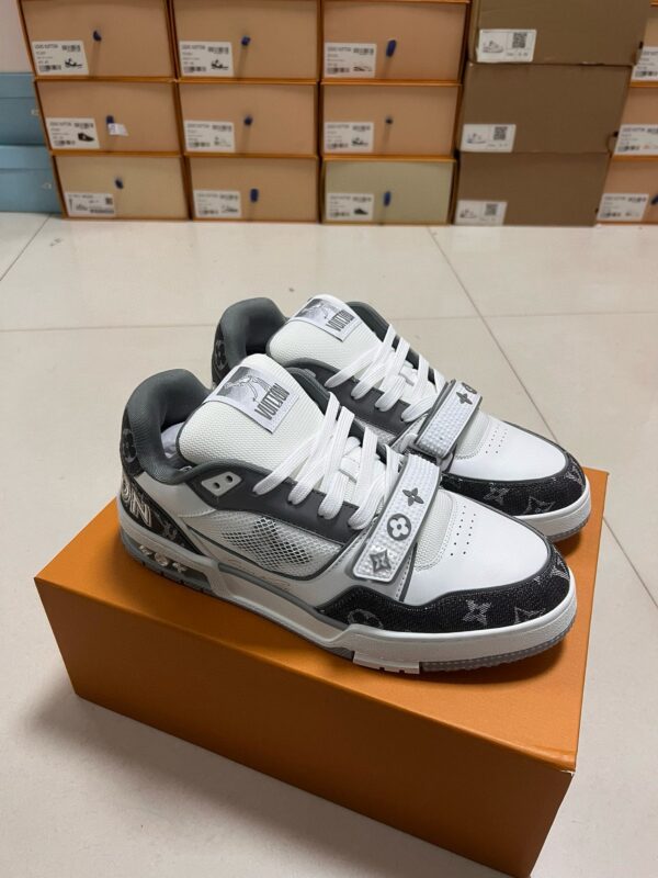 Sneakers bianche e grigie moderne su scatola arancione, stile streetwear e casual in negozio