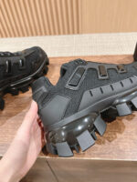 Scarpe sportive nere con suola antiscivolo, design moderno e stile outdoor e casual.