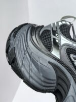 Sneaker sportiva grigia con dettagli neri e silver, performance e stile per allenamento e corsa.