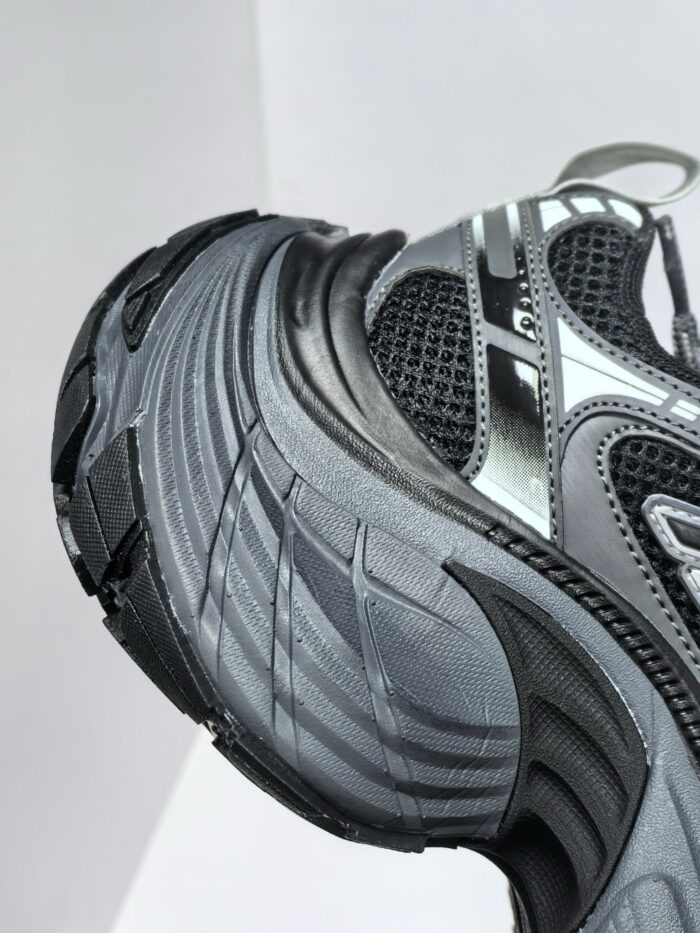 Sneaker sportiva grigia con dettagli neri e silver, performance e stile per allenamento e corsa.