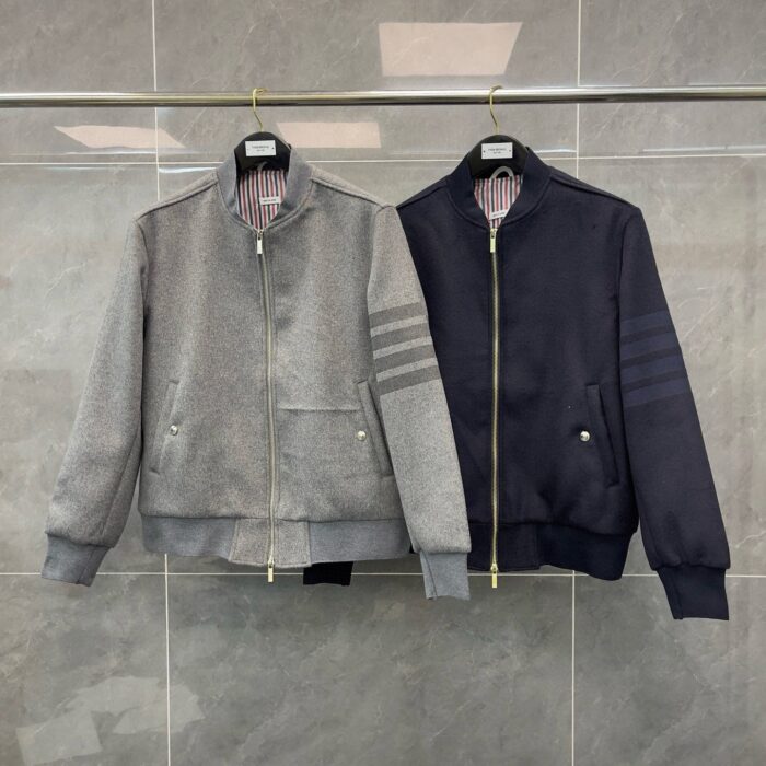 Giacche sportive maschili grigio e navy in esposizione, stile moderno e dettagli eleganti.