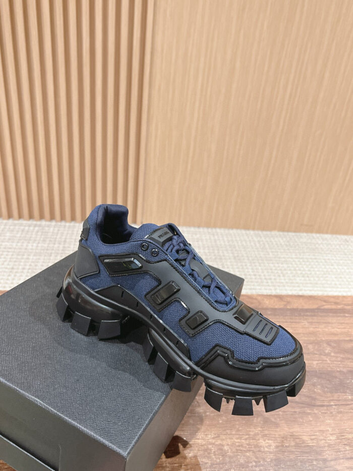Sneaker sportiva navy, suola a grip, design moderno, dettagli in gomma e stile minimalista.