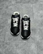 Sneakers nere moderne con suola spessa, dettagli bianchi, ideali per stile casual e comfort daily.
