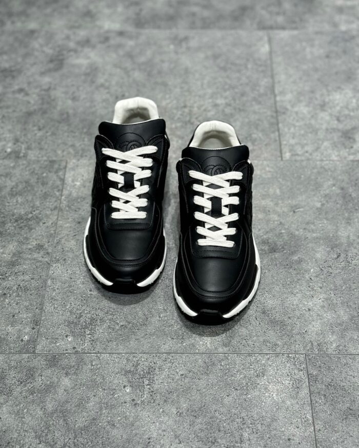 Sneakers nere moderne con suola spessa, dettagli bianchi, ideali per stile casual e comfort daily.