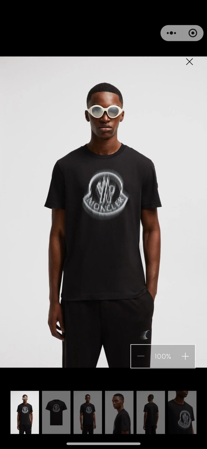 Uomo con T-shirt grafica e occhiali futuristici, stile streetwear urbano e moderno.