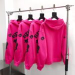 Felpe rosa con grafica trendy in esposizione moderna, stile streetwear giovanile.