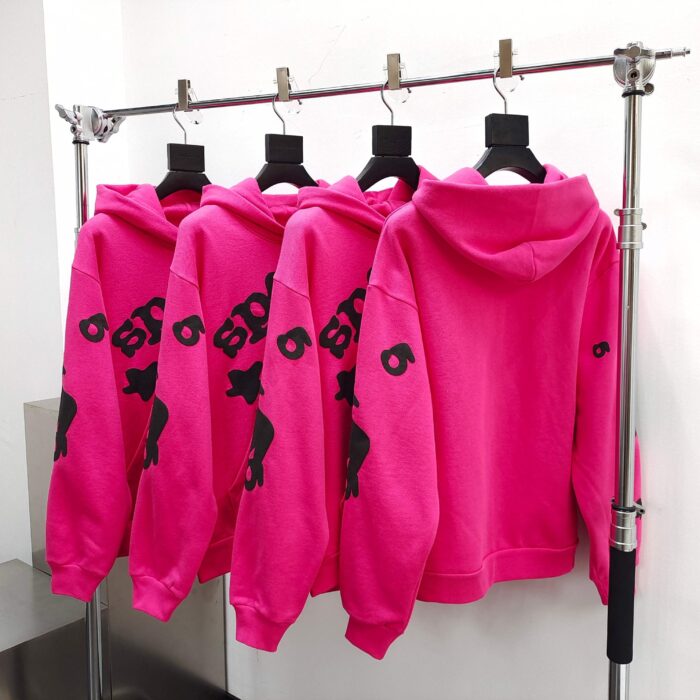 Felpe rosa con grafica trendy in esposizione moderna, stile streetwear giovanile.