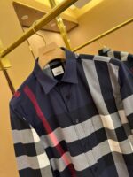 Camicia uomo a righe navy con dettagli colorati, stile moderno e qualità premium.