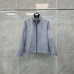 Giacca grigia moderna con strisce sportive e dettagli eleganti, perfetta per ogni occasione.