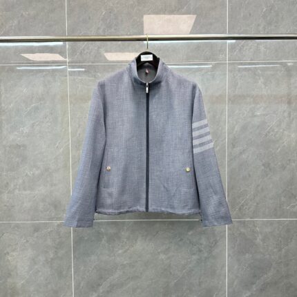 Giacca grigia moderna con strisce sportive e dettagli eleganti, perfetta per ogni occasione.