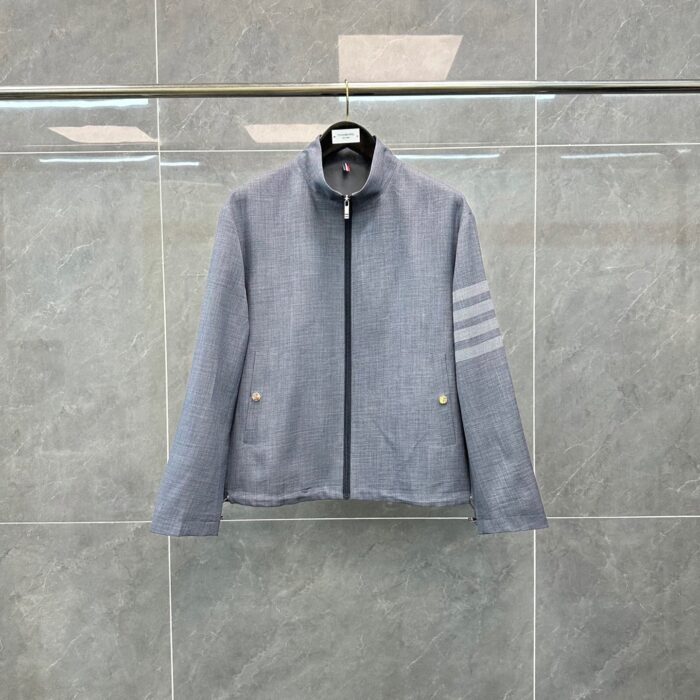 Giacca grigia moderna con strisce sportive e dettagli eleganti, perfetta per ogni occasione.