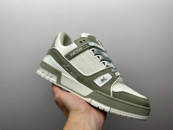 Sneaker uomo bianca e verde, design moderno, comfort, stile urbano e versatile.