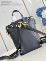 Borsetta nera moderna in pelle con dettagli in oro, compatta ed elegante per ogni occasione.