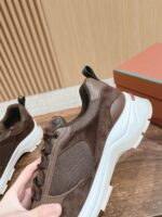 Sneakers in suede e mesh marrone con suola bianca, look casual e comfort elegante.