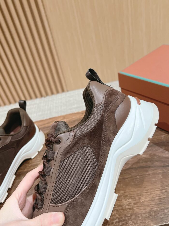 Sneakers in suede e mesh marrone con suola bianca, look casual e comfort elegante.