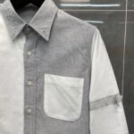 Camicia moderna due tonalità con collo classico, dettagli eleganti e design contemporaneo.