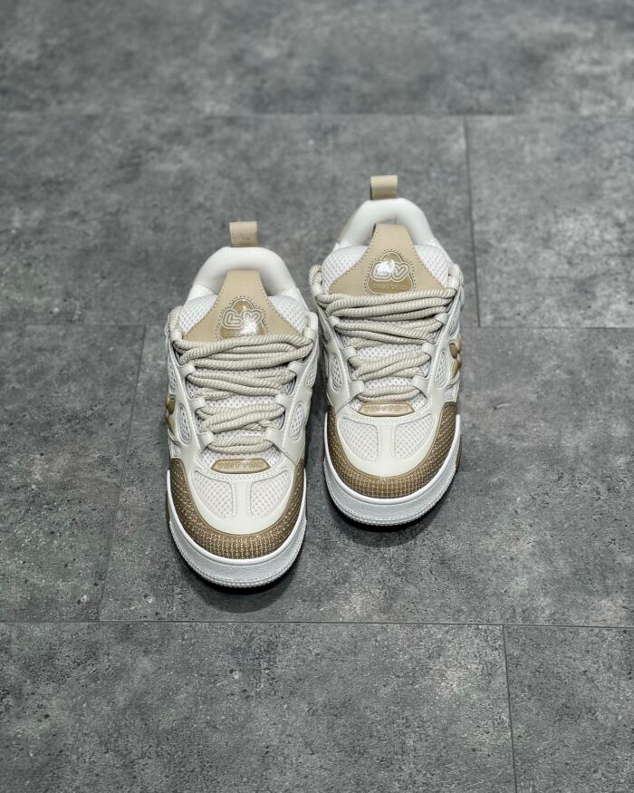 Sneakers moderne bianche e beige, stile casual, comfort e tendenza per ogni outfit quotidiano.