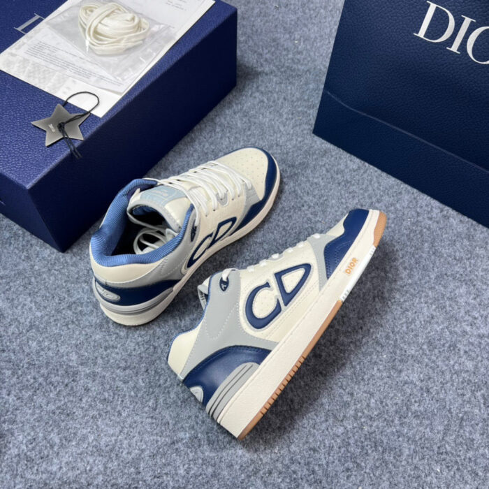 Sneakers bianche navy moderne con scatola elegante, stile casual e di tendenza per ogni occasione.