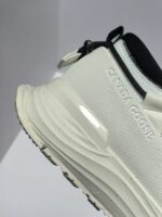 Scarpa bianca sportiva Canada Goose con dettagli moderni, logo in rilievo e suola antiscivolo.