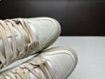 Sneaker high-top beige e off-white, stile moderno, dettagli in pelle e comfort urbano.