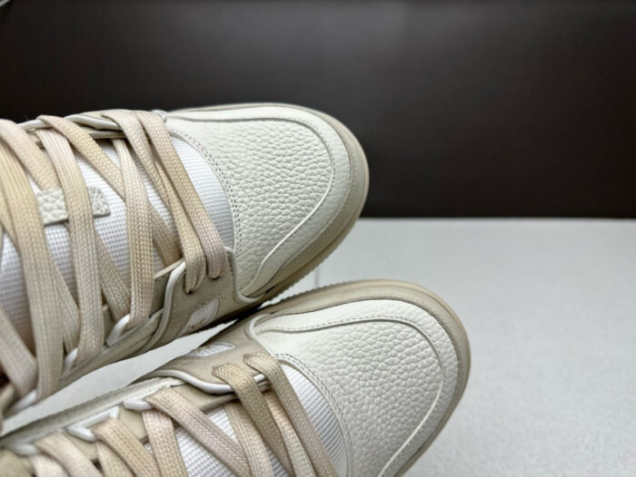 Sneaker high-top beige e off-white, stile moderno, dettagli in pelle e comfort urbano.